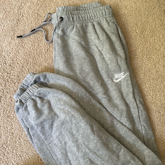 Nike gray sweat with closed bottom - Picture 1 of 2